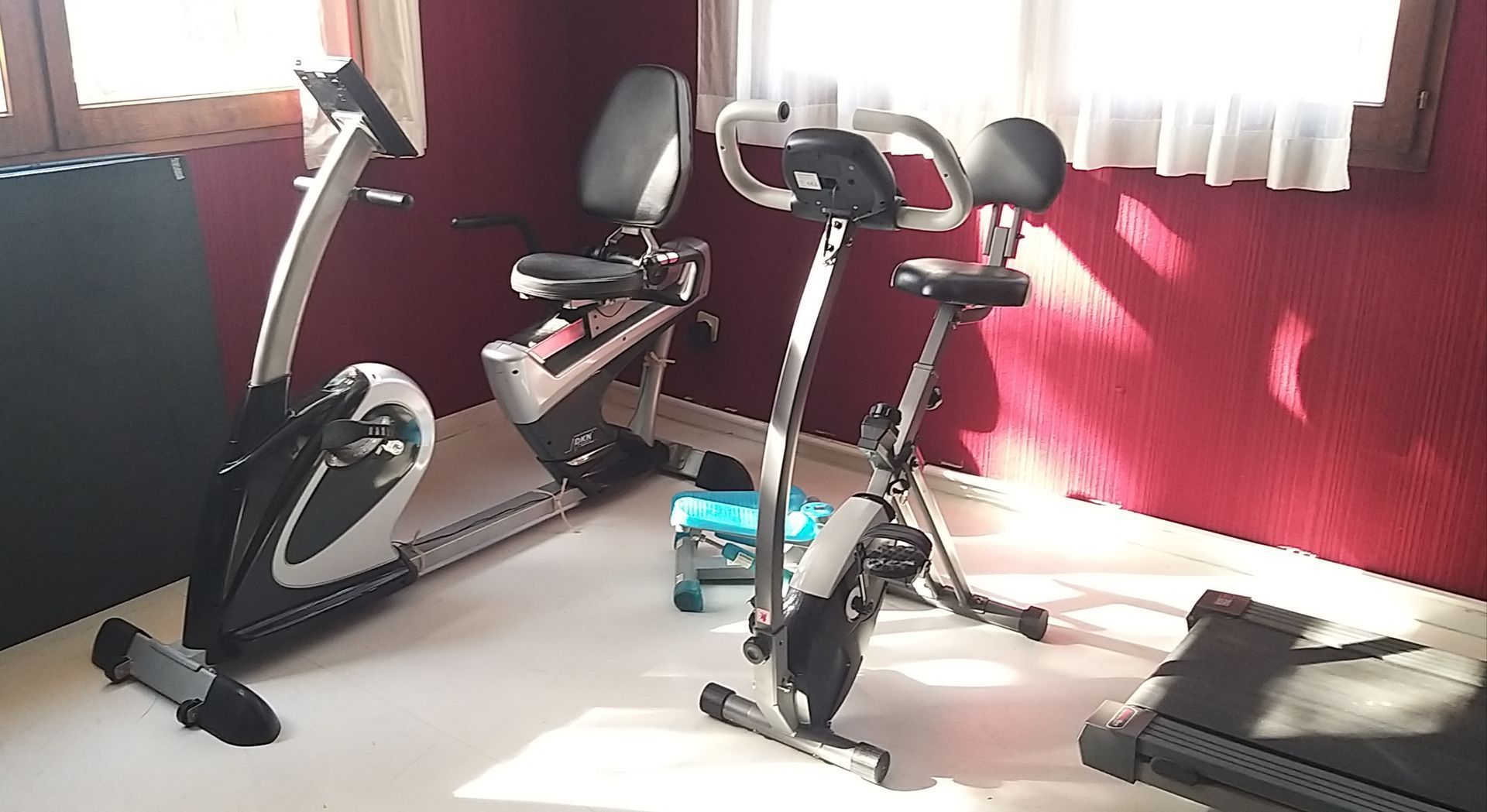 Intérieur d'une salle de sport avec équipements de musculation.