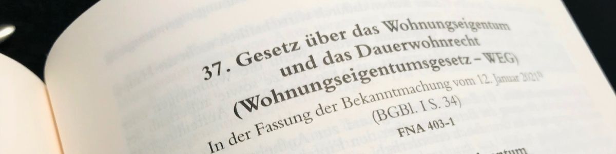 Eine Nahaufnahme eines auf Seite 37 aufgeschlagenen Buches