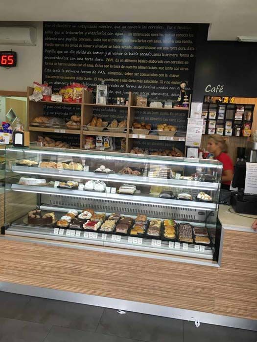 Una panadería con un cartel que dice cafetería.