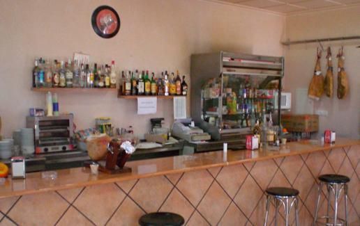 Un bar con muchas botellas de alcohol.