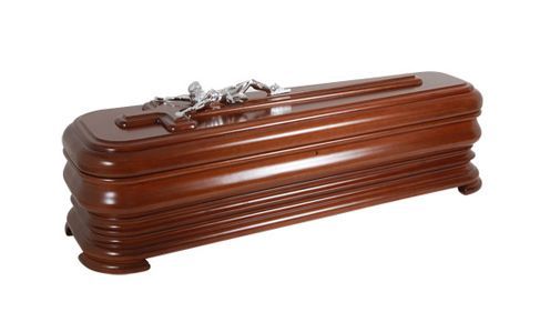 Un ataúd de madera con una cruz encima sobre un fondo blanco.