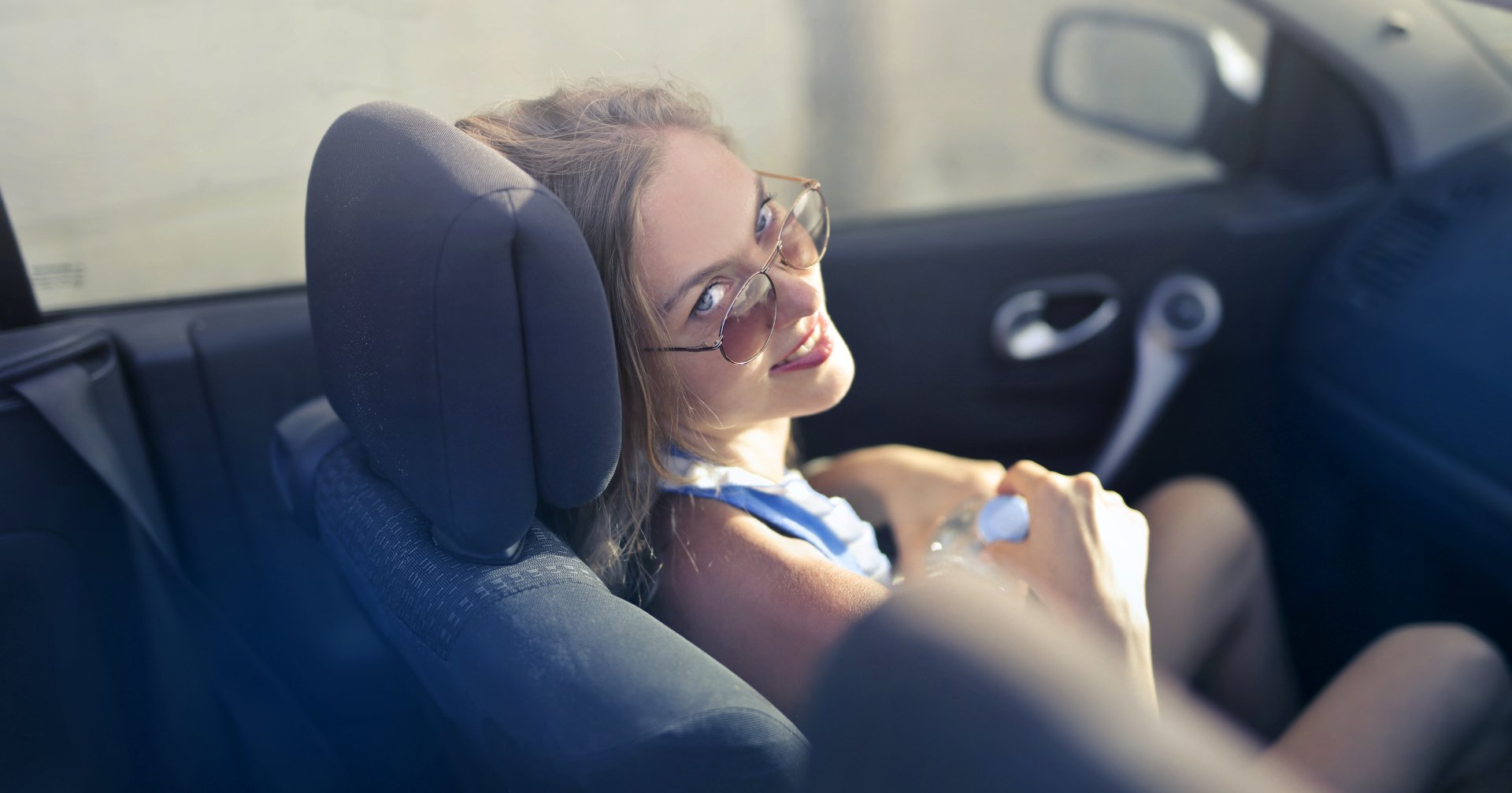 femme dans une voiture