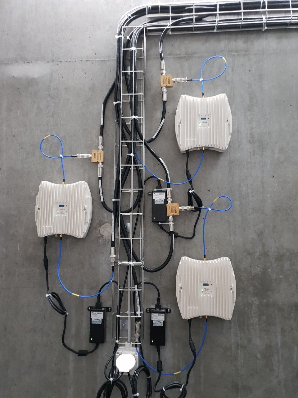 Antenne - radiocommunication - émetteur récepteur - Messerli Groupe