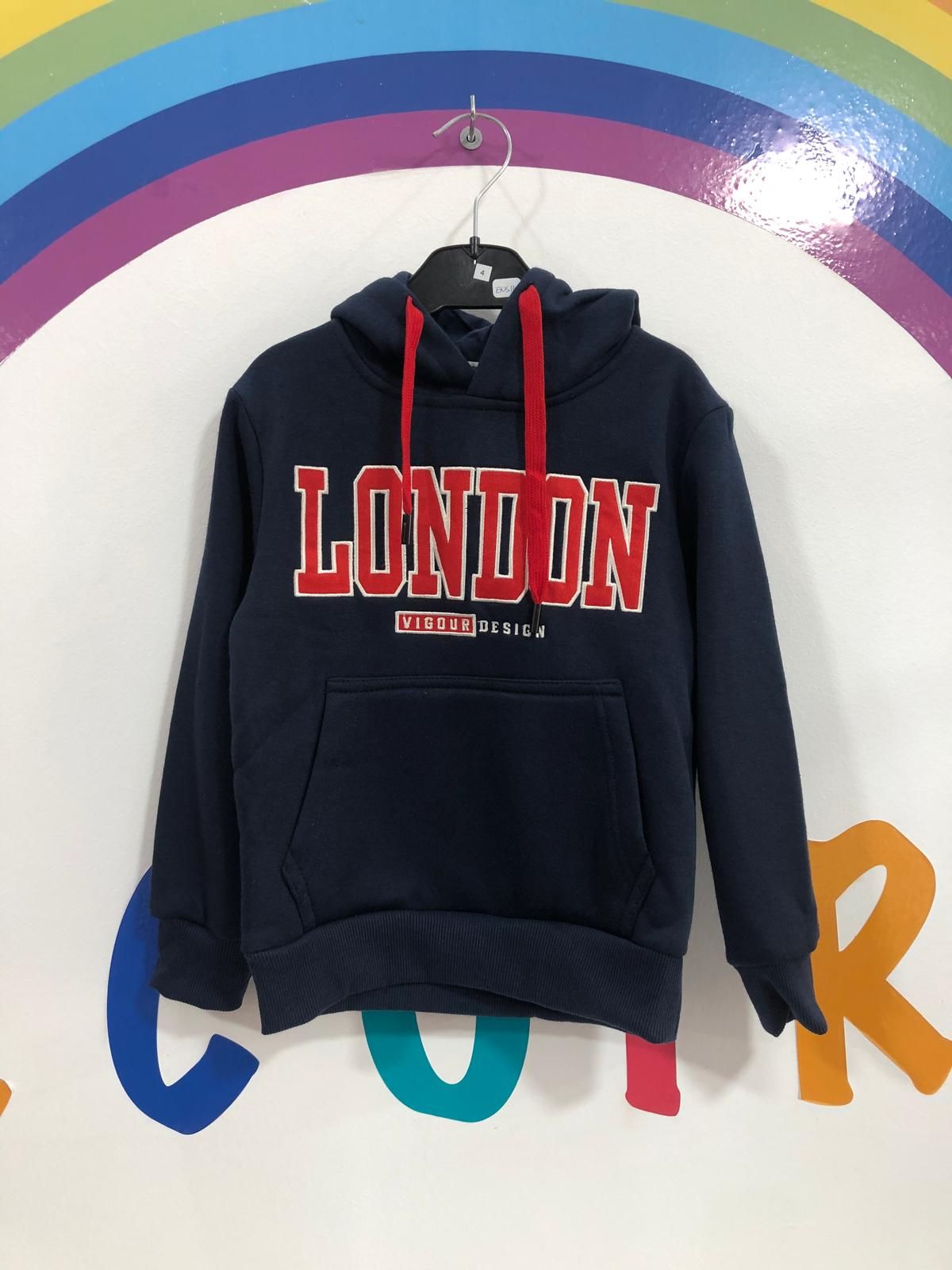 Una sudadera con capucha que dice Londres está colgada en una percha