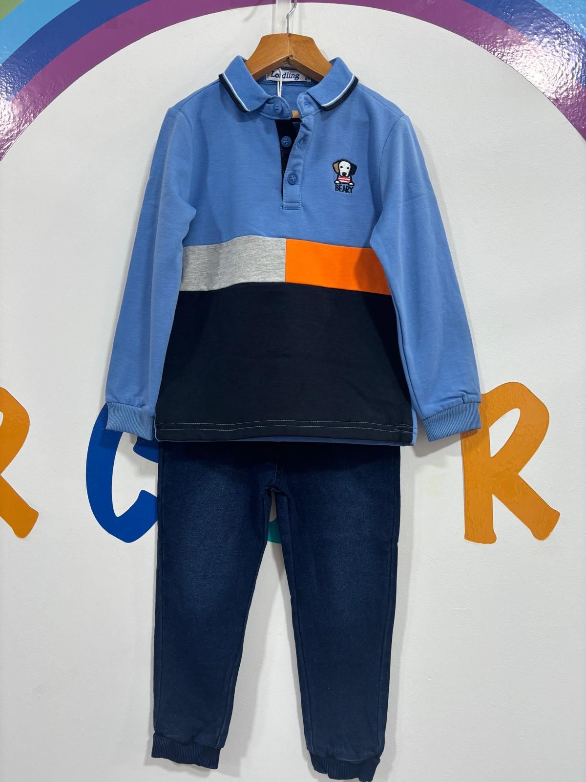 Una camisa azul y unos pantalones están colgados en una percha.