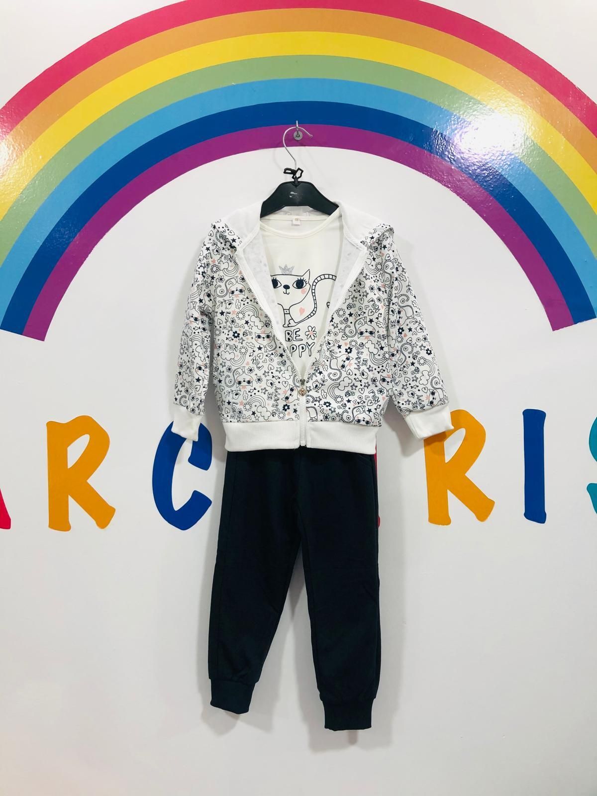 El atuendo de un niño está colgado en una percha frente a un arcoíris.