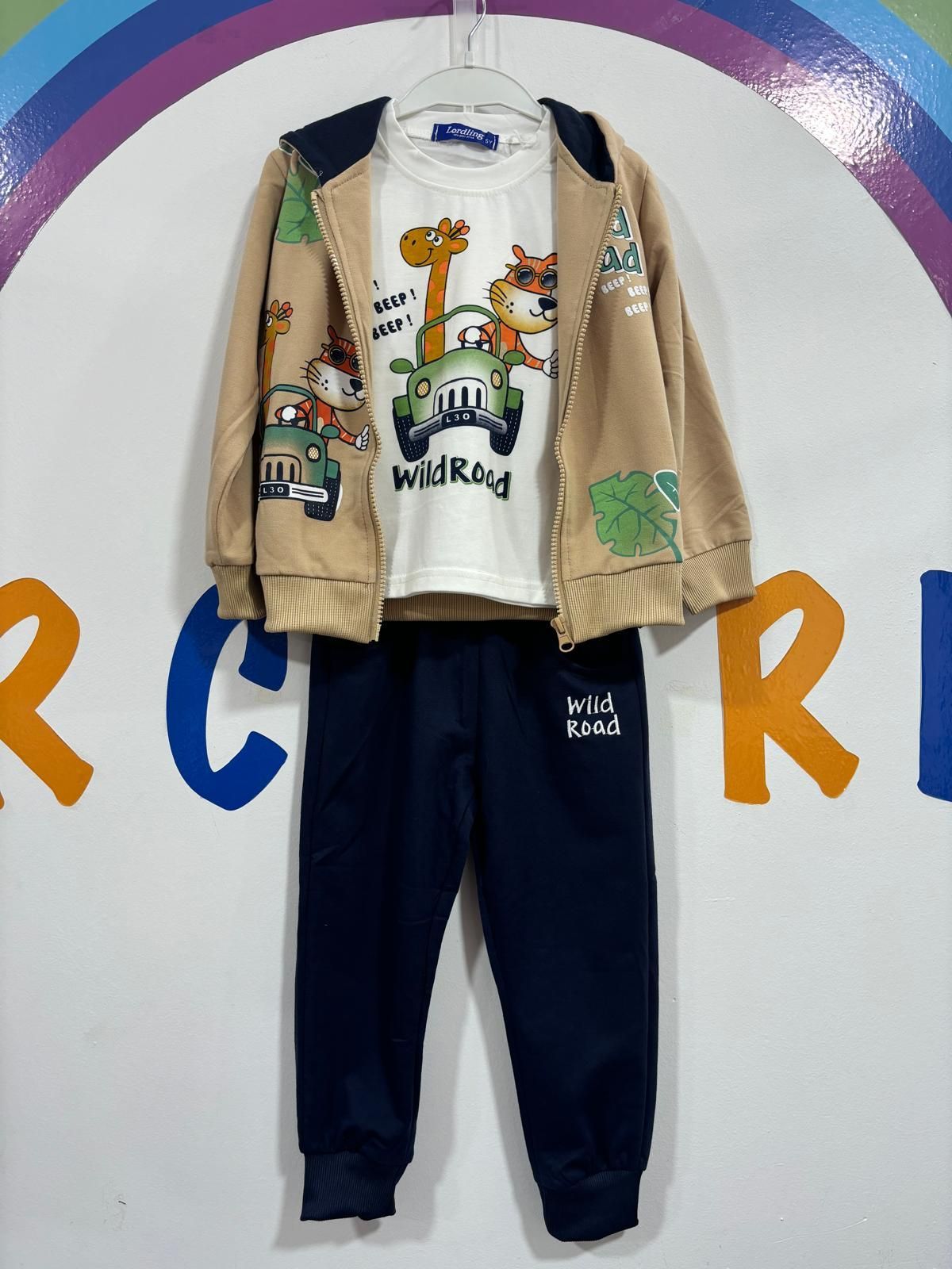 Un traje de niño está colgado en una percha con un arcoíris en el fondo.