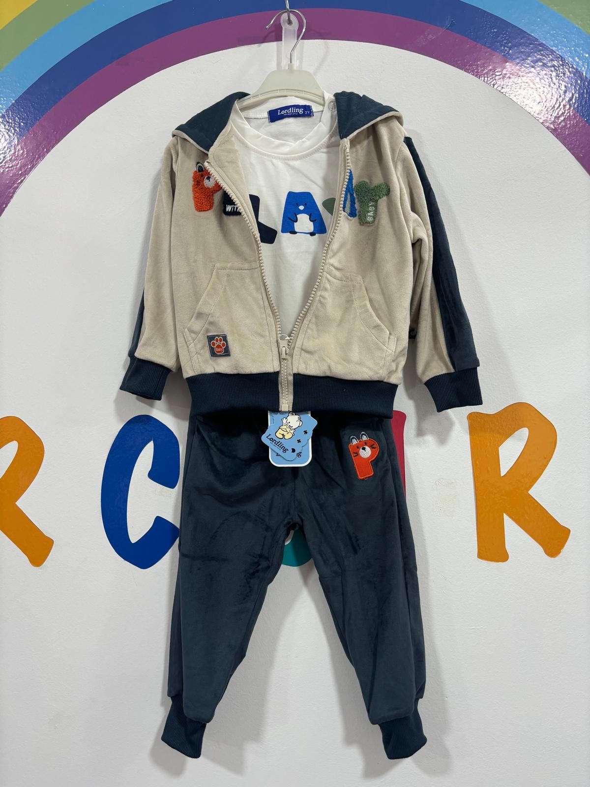 El atuendo de un niño está colgado en una percha frente a un arcoíris.