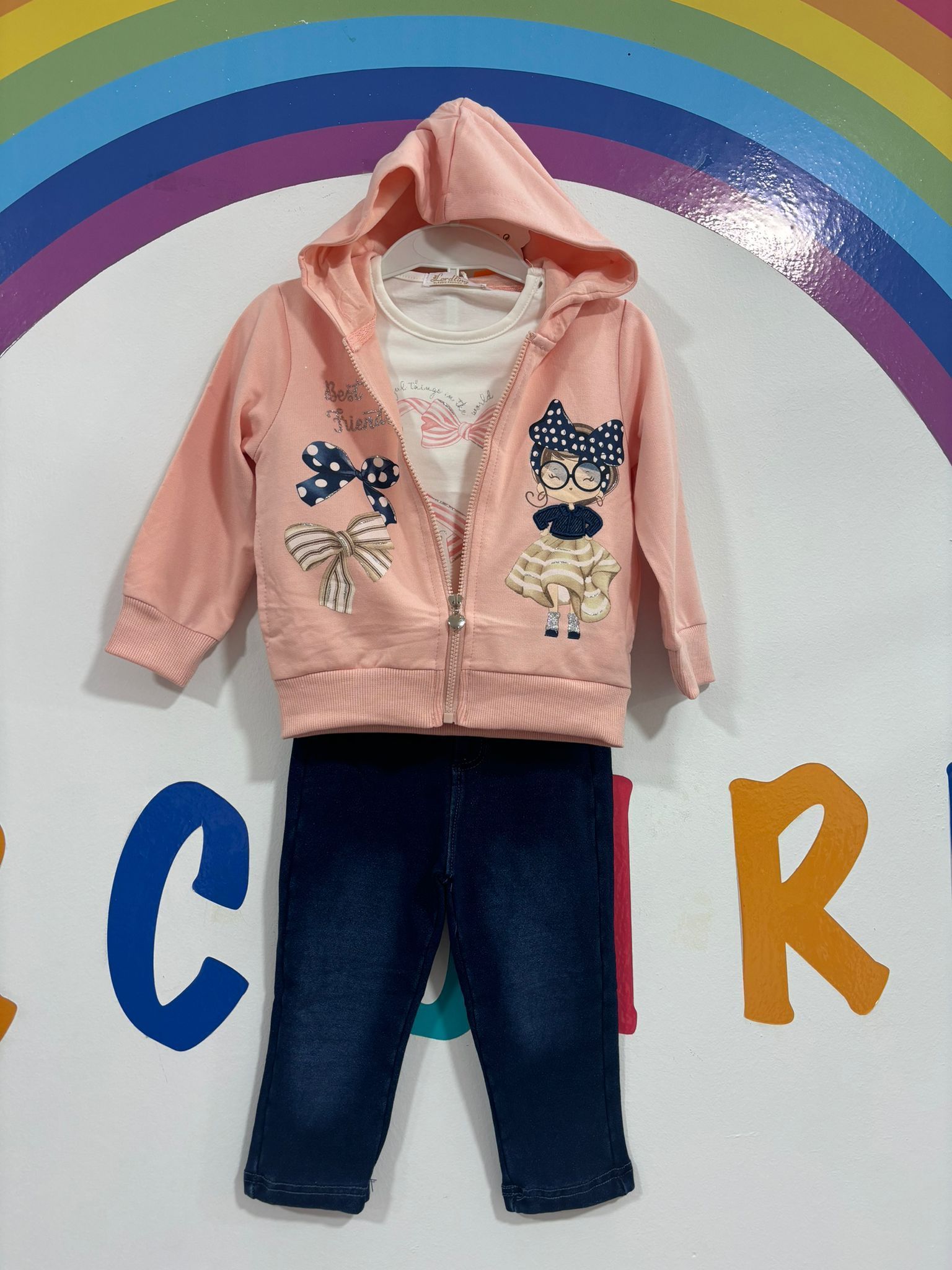 Conjunto de sudadera con capucha y jeans de color rosa para niña.