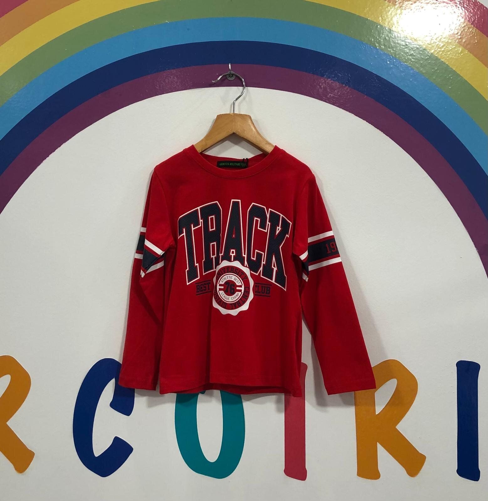 Una camiseta deportiva roja está colgada en una percha