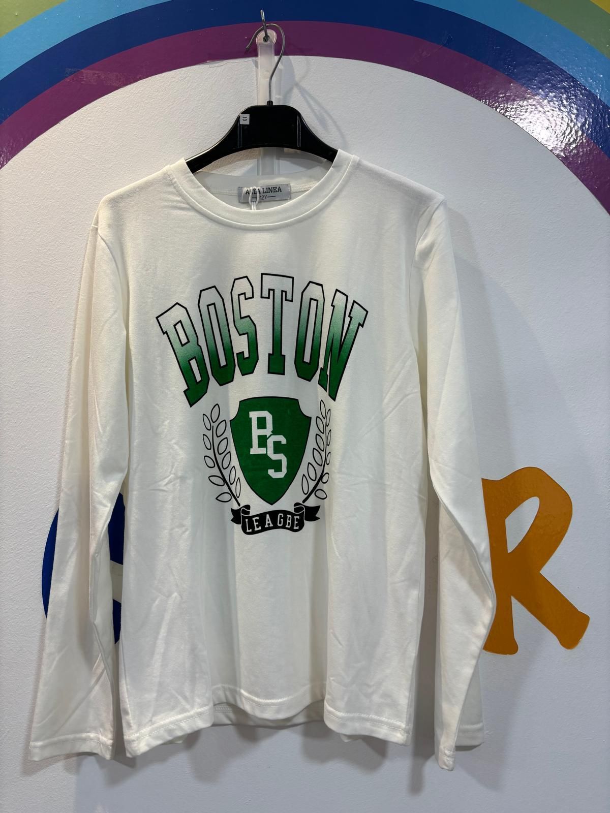 Una camisa blanca con la palabra Boston escrita en ella.
