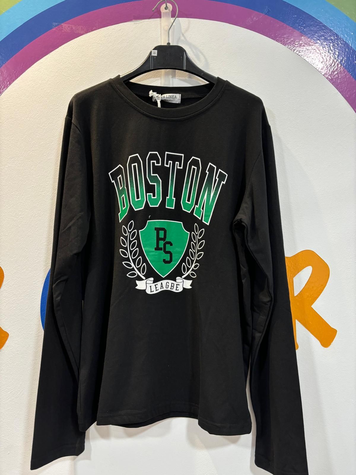 Una camisa negra con la palabra Boston escrita en ella.