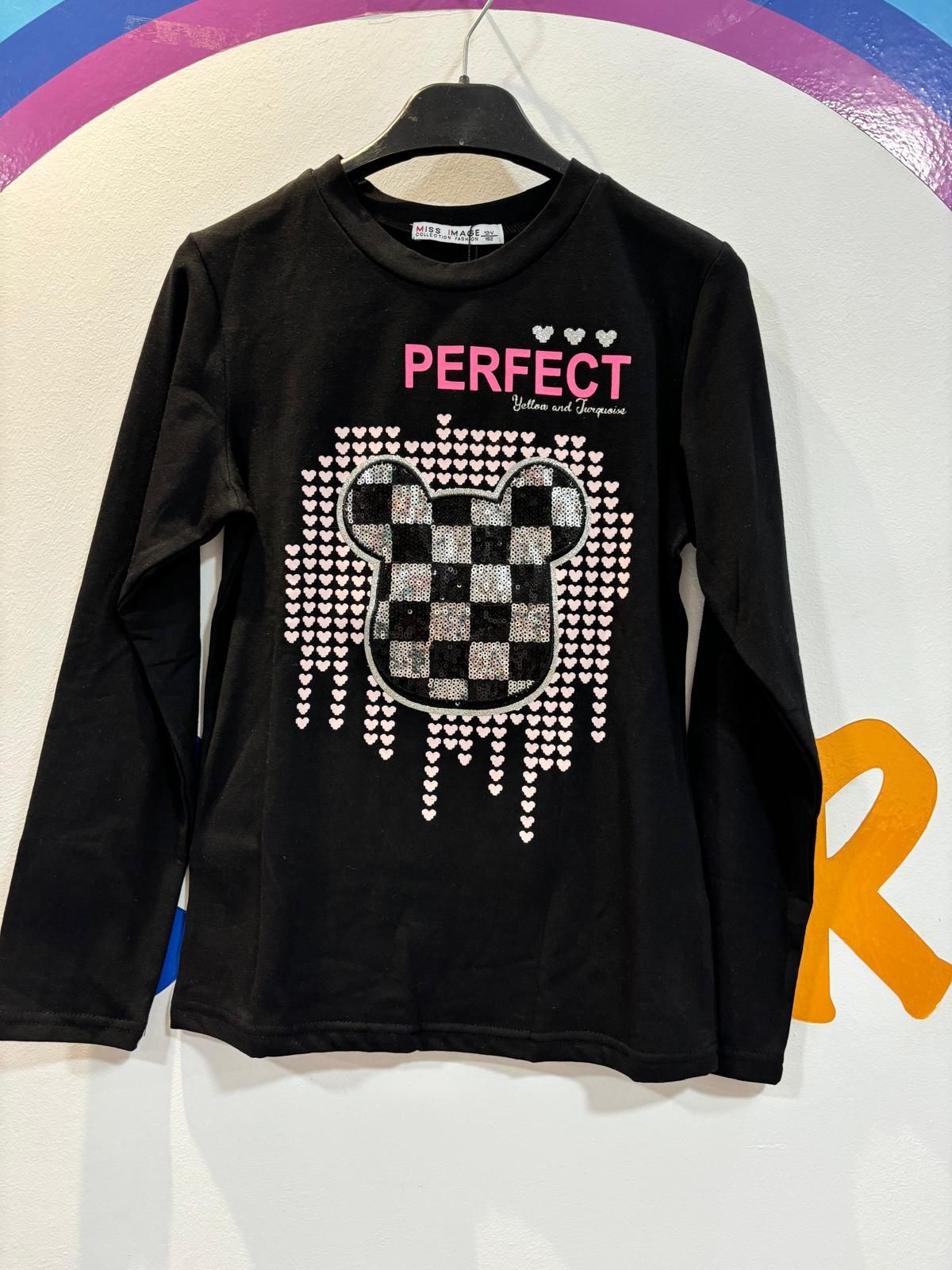 Una camisa negra con la palabra perfecta escrita en ella.