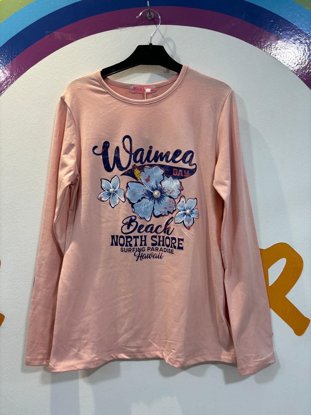 Una camiseta rosa con las palabras Waimea Beach North Shore.