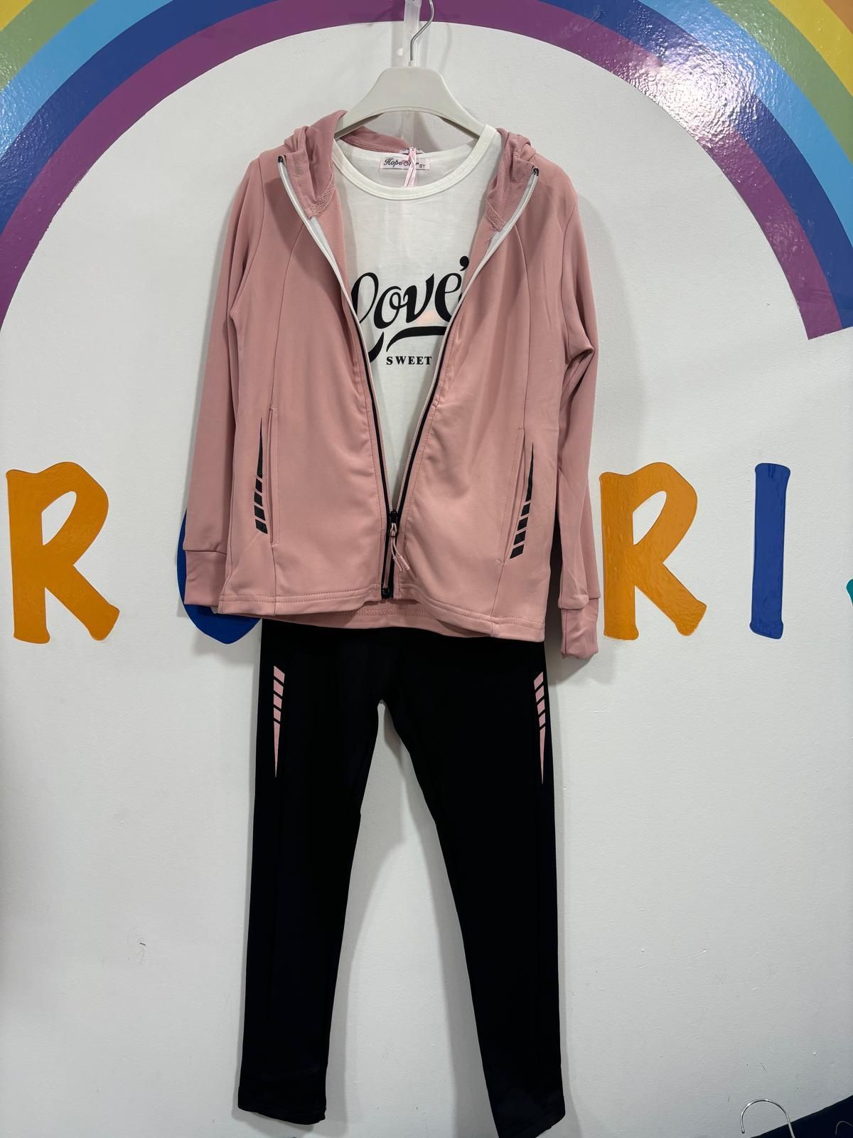 Una chaqueta rosa y unos pantalones negros cuelgan de una percha delante de un arcoíris.