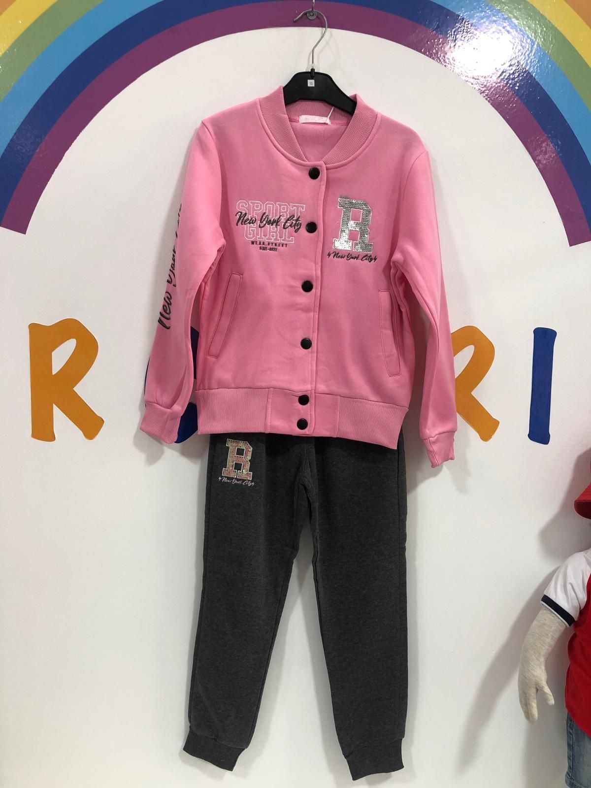 Una chaqueta rosa con la letra b está colgada en una percha.