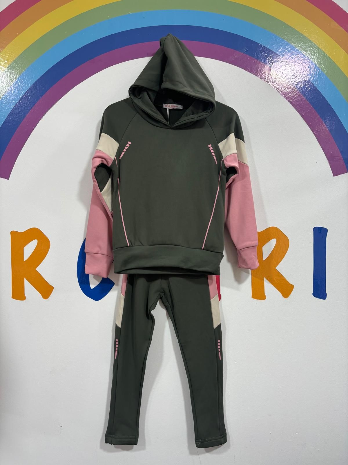 Una sudadera con capucha y unos pantalones están colgados en una pared al lado de un arcoíris.