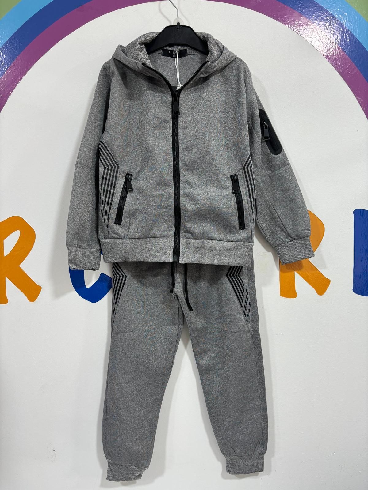 Una chaqueta gris y unos pantalones están colgados en una percha.