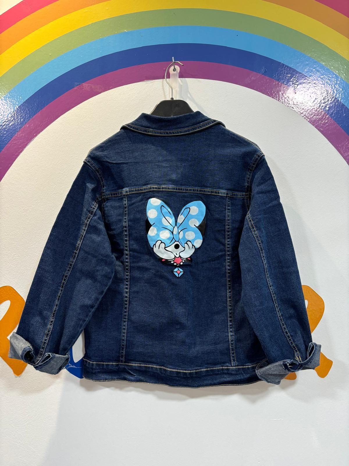Una chaqueta vaquera con un Minnie Mouse bordado en ella.