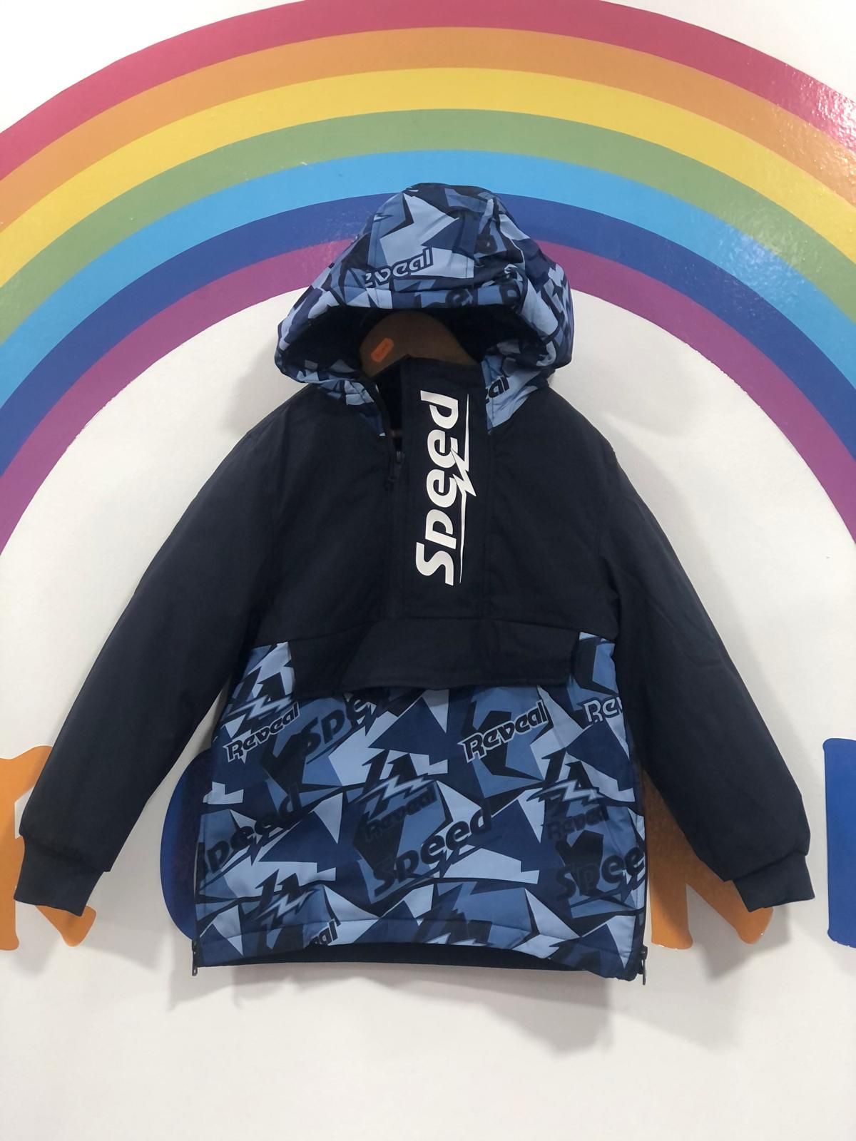 Una chaqueta con la palabra velocidad escrita en ella