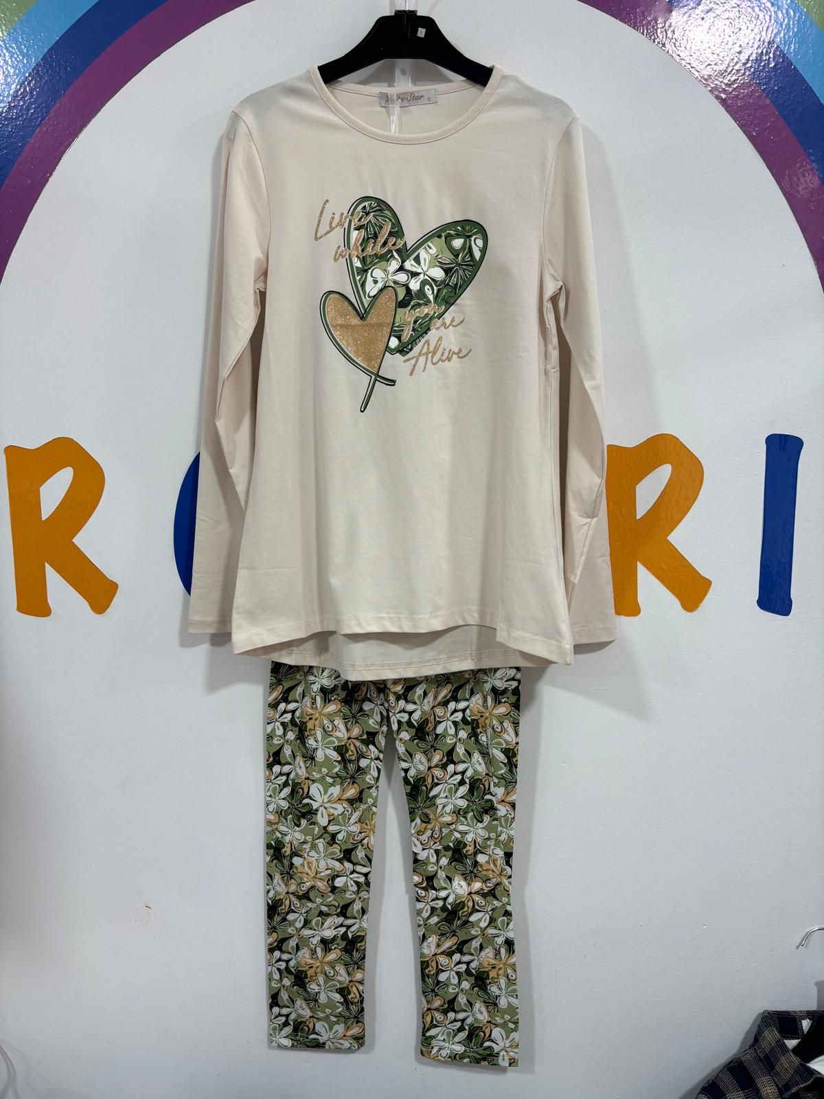 Una camisa blanca con un corazón está colgada en una percha.