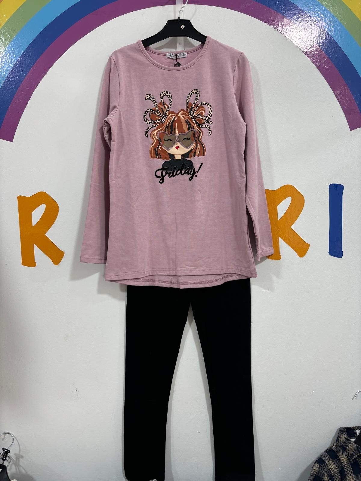 Una camiseta rosa con una niña colgada en una percha