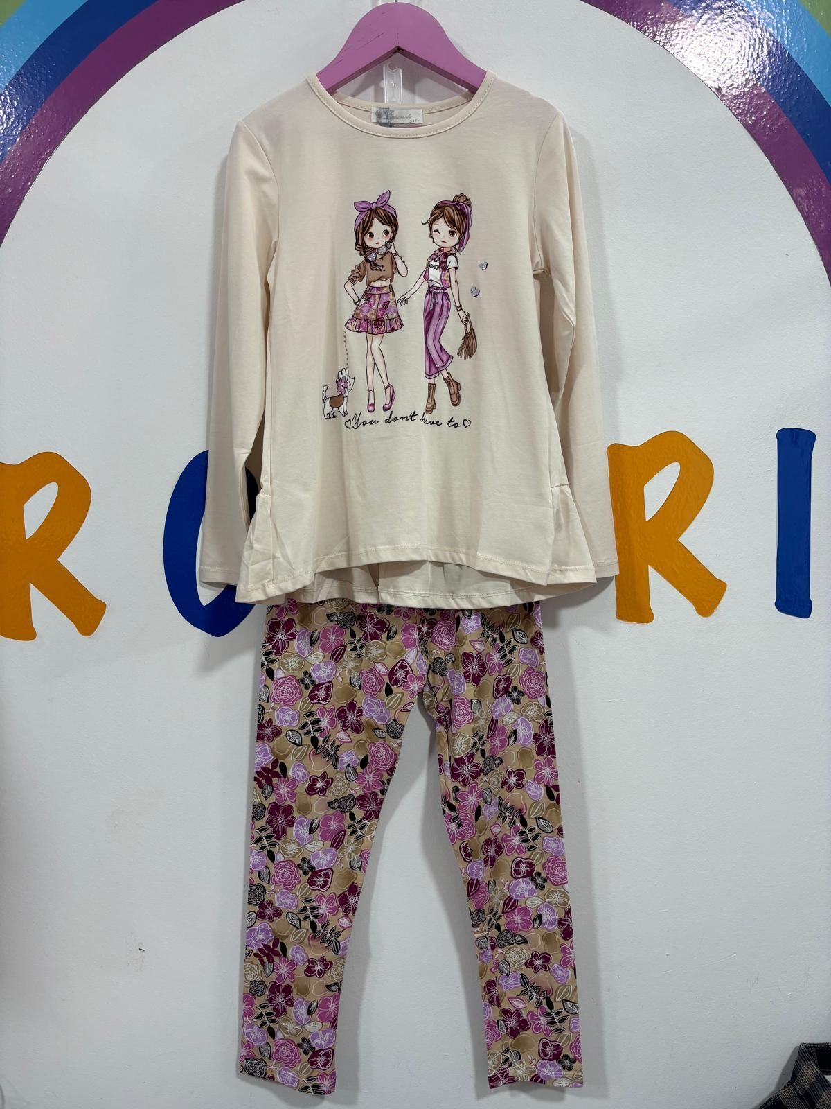 Una camisa blanca con dos chicas colgada en una percha rosa