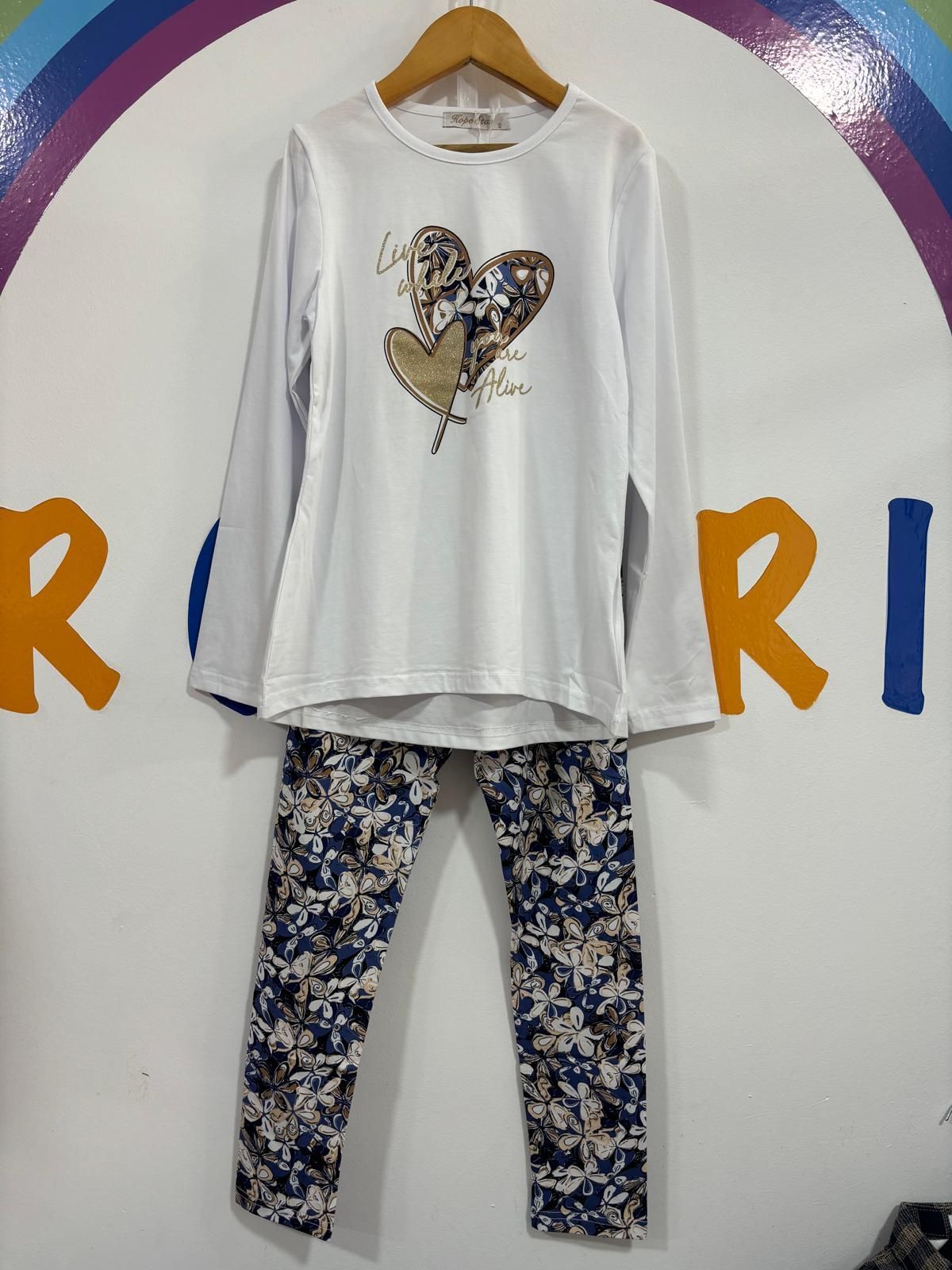 Una camisa blanca con un corazón está colgada en una percha.