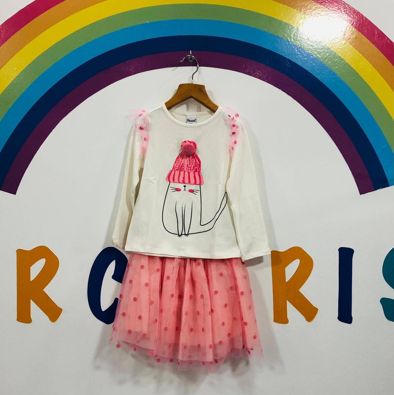 Una camisa blanca con un gato está colgada en una percha.