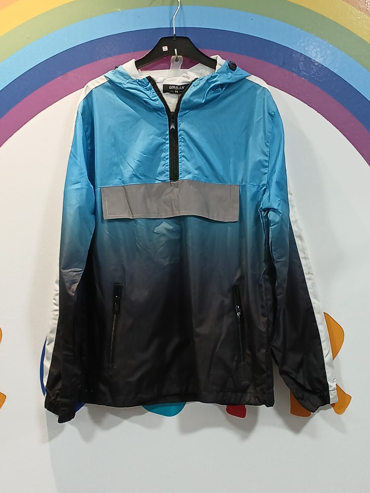 Una chaqueta azul y negra cuelga de una percha delante de un arcoíris.