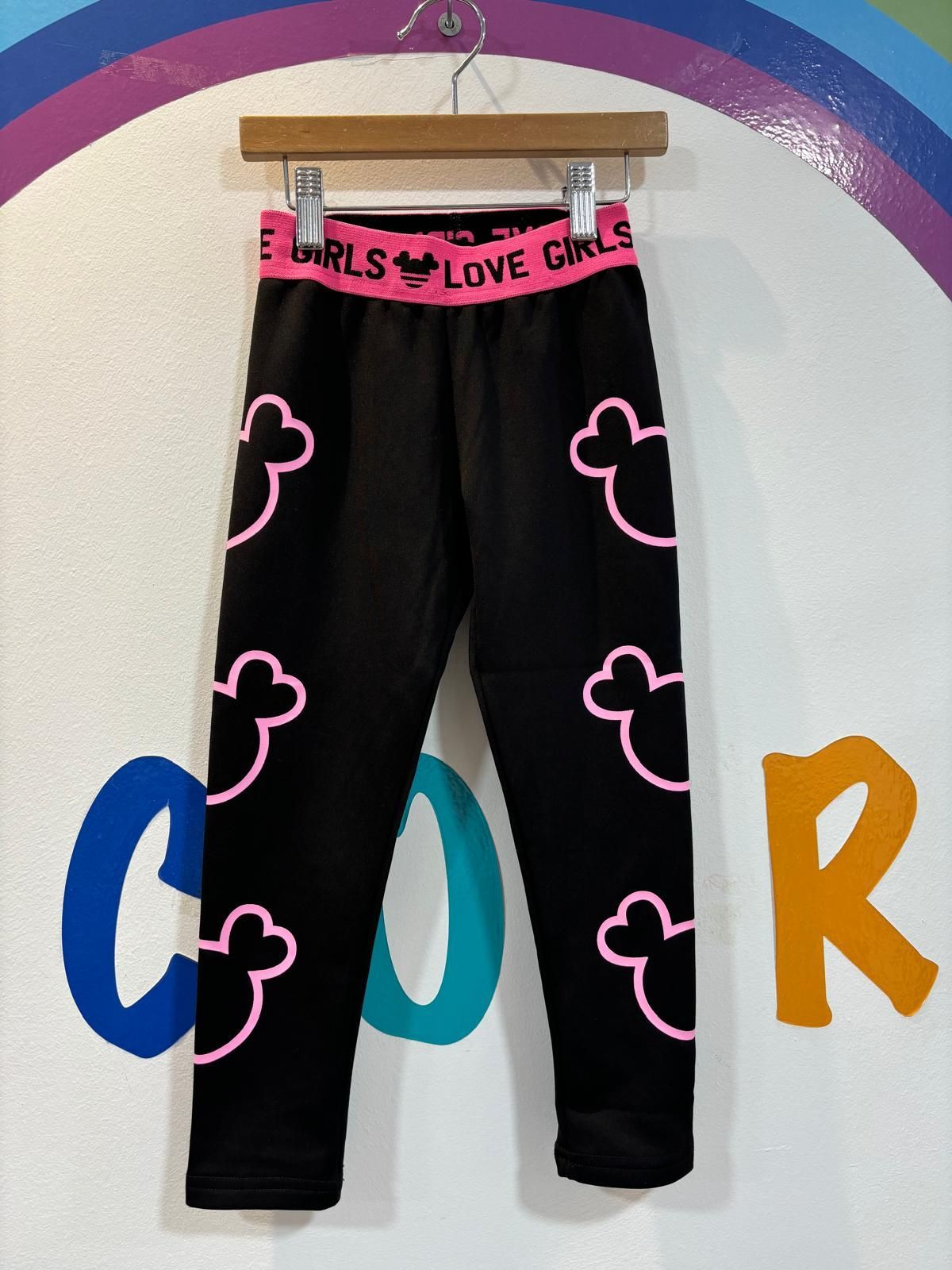 Un par de pantalones negros con corazones rosas y las palabras love girls en la cintura.