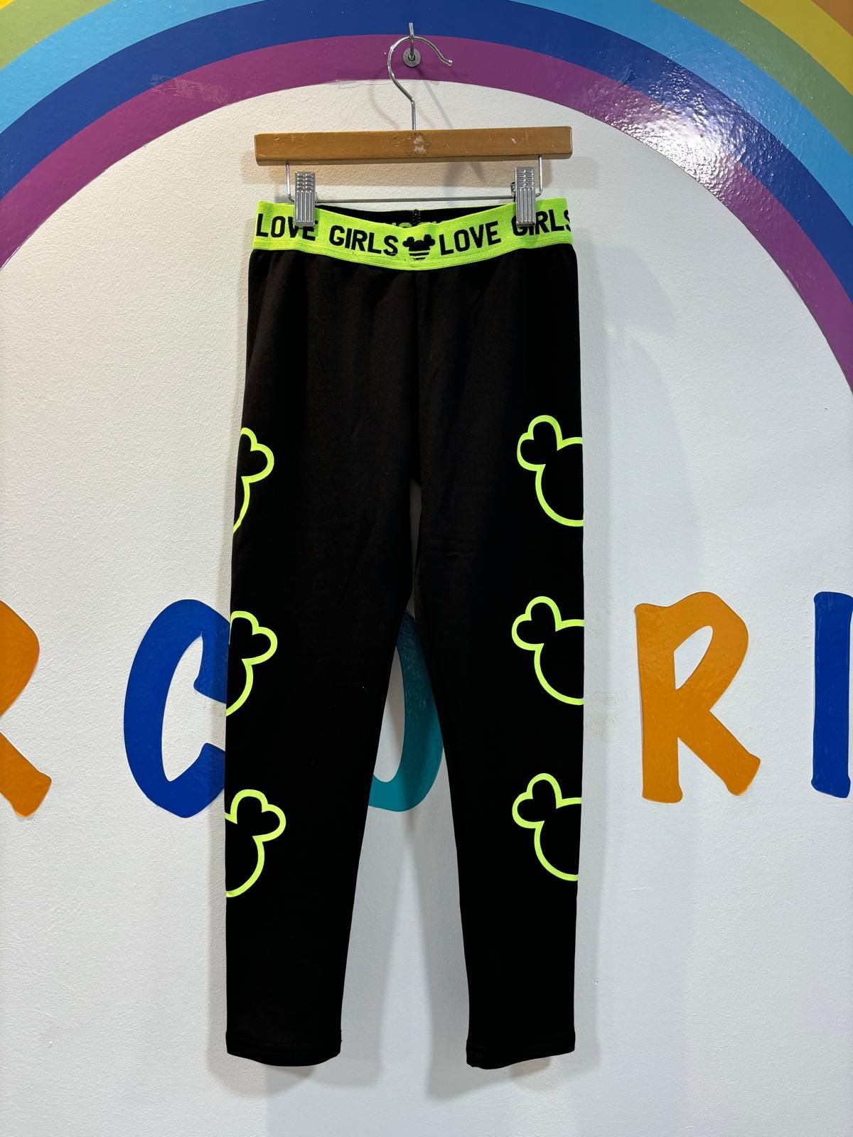 Un par de leggings negros que dicen 