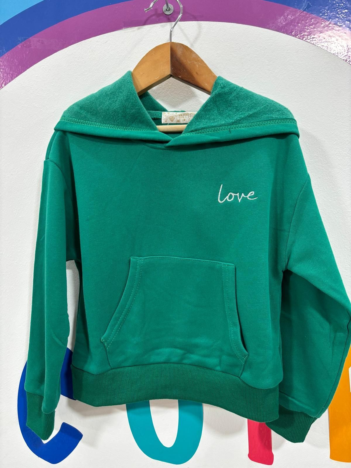 Una sudadera con capucha verde con la palabra amor escrita en ella