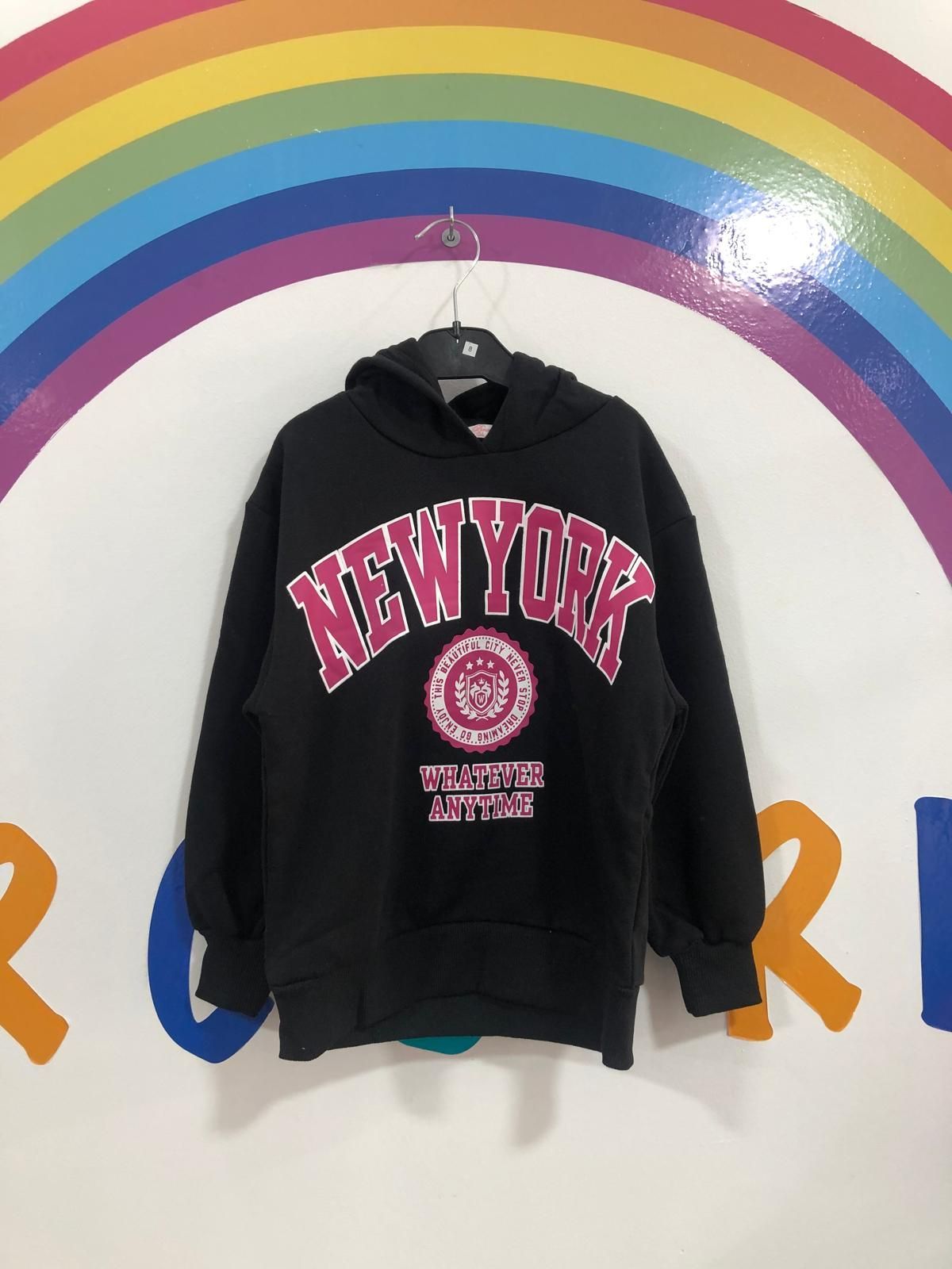 Una sudadera con capucha negra con la palabra Nueva York escrita en ella.