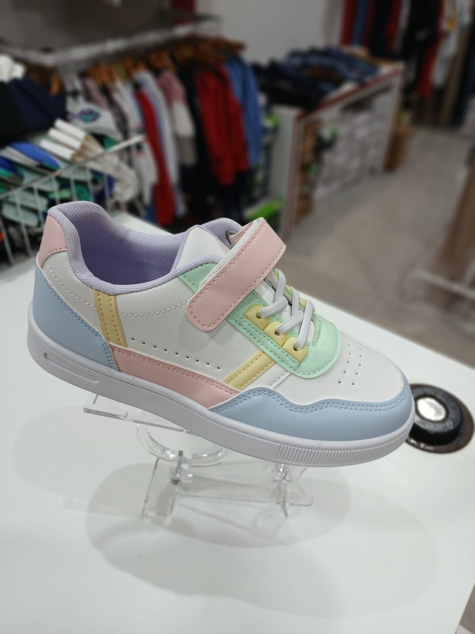 Un par de zapatos encima de una mesa en una tienda.