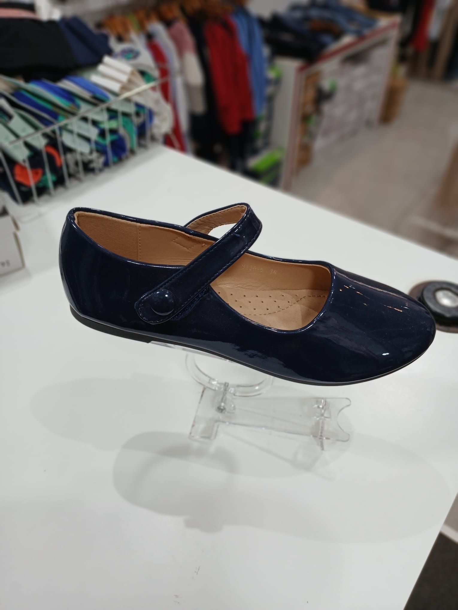 Un par de zapatos azules sobre una mesa blanca.