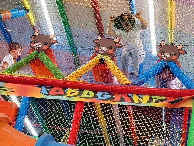 Un niño está jugando en un parque infantil con un cartel que dice 