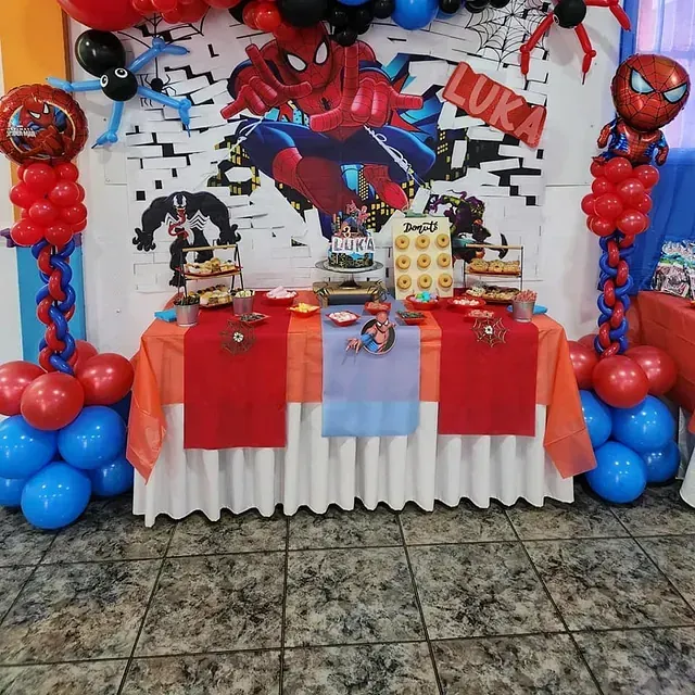 Una fiesta de cumpleaños con temática de Spiderman para Luka.
