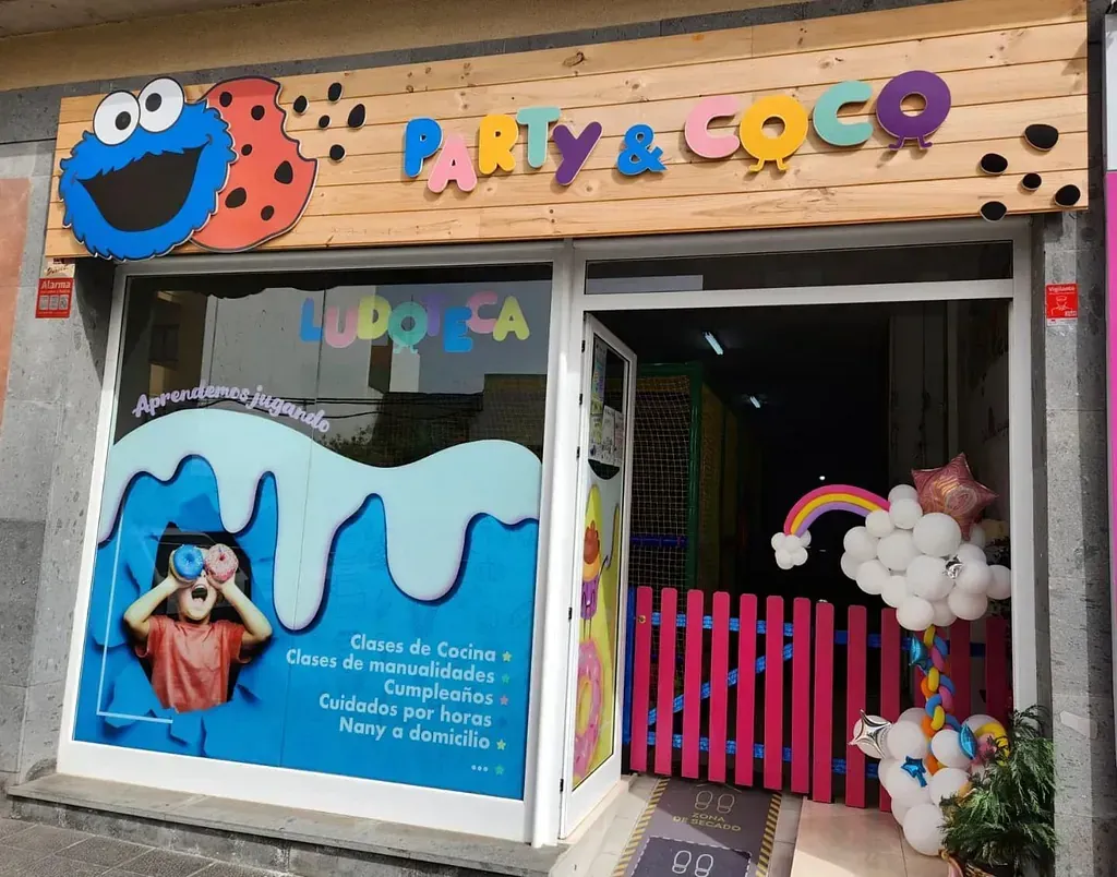 Una tienda de fiestas y coco con un monstruo de las galletas en el frente.