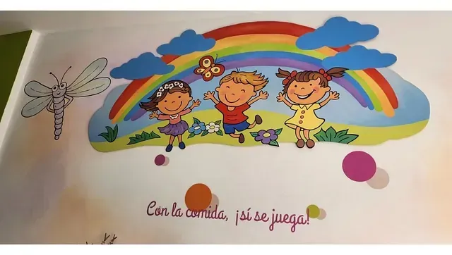Un dibujo de niños con una libélula y un arcoíris.