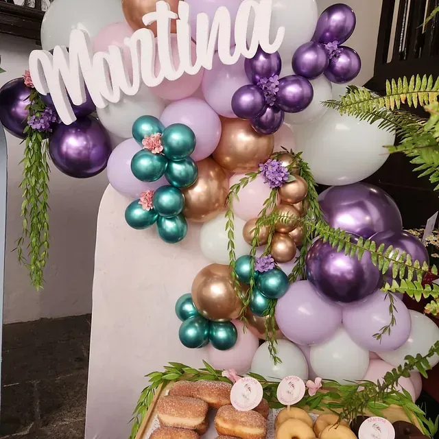 Un cartel que dice que Martina está rodeada de globos y flores.