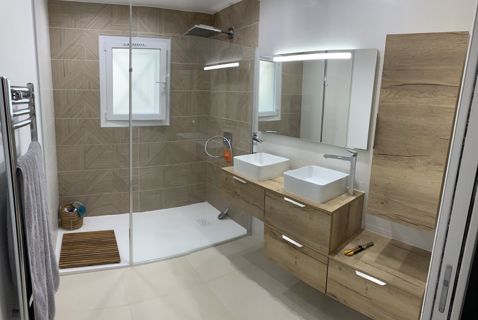 Salle de bains avec deux lavabos