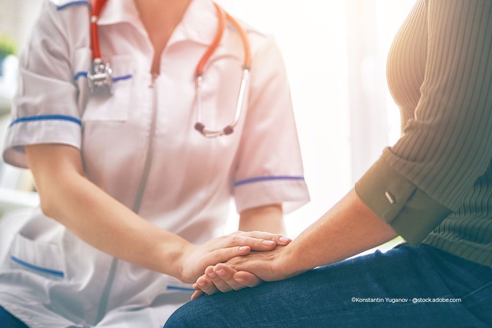 Pflegekraft kümmert sich um eine Patientin