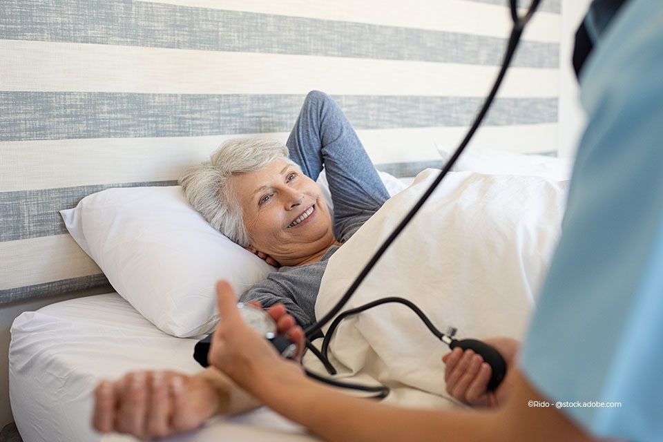 Blutdruck einer Frau wird gemessen