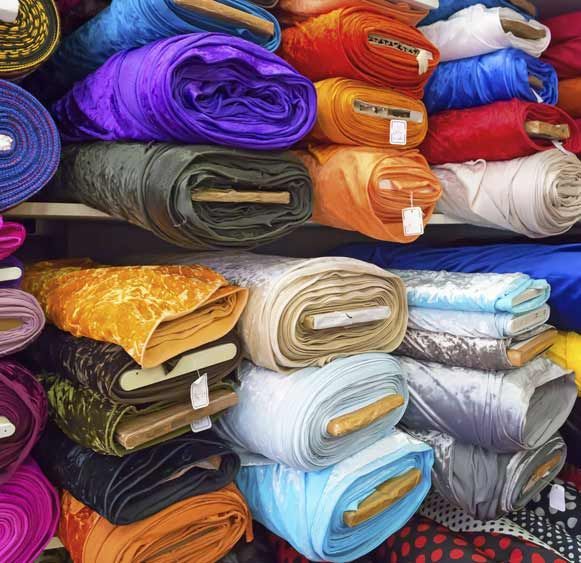Un montón de rollos de tela están apilados uno encima del otro