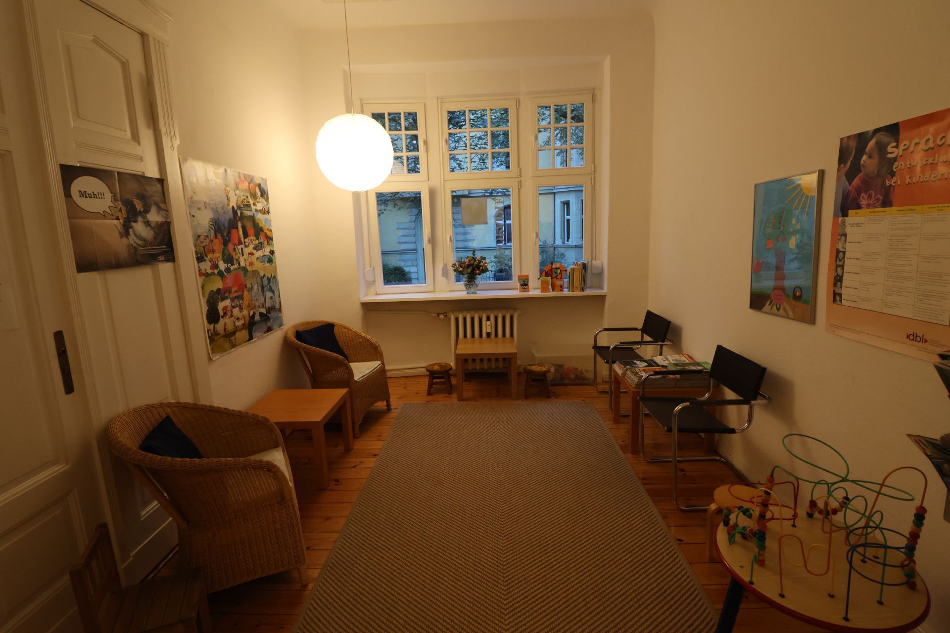 Mitarbeiterin der Logopädischen Praxis Nada Heise spricht mit Kundin