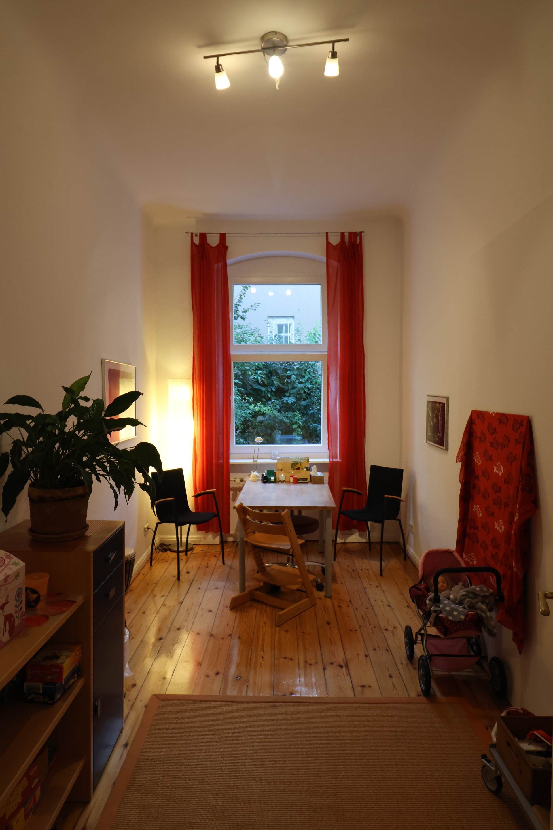 Mitarbeiterin der Logopädischen Praxis Nada Heise übt mit Mädchen Sprechen