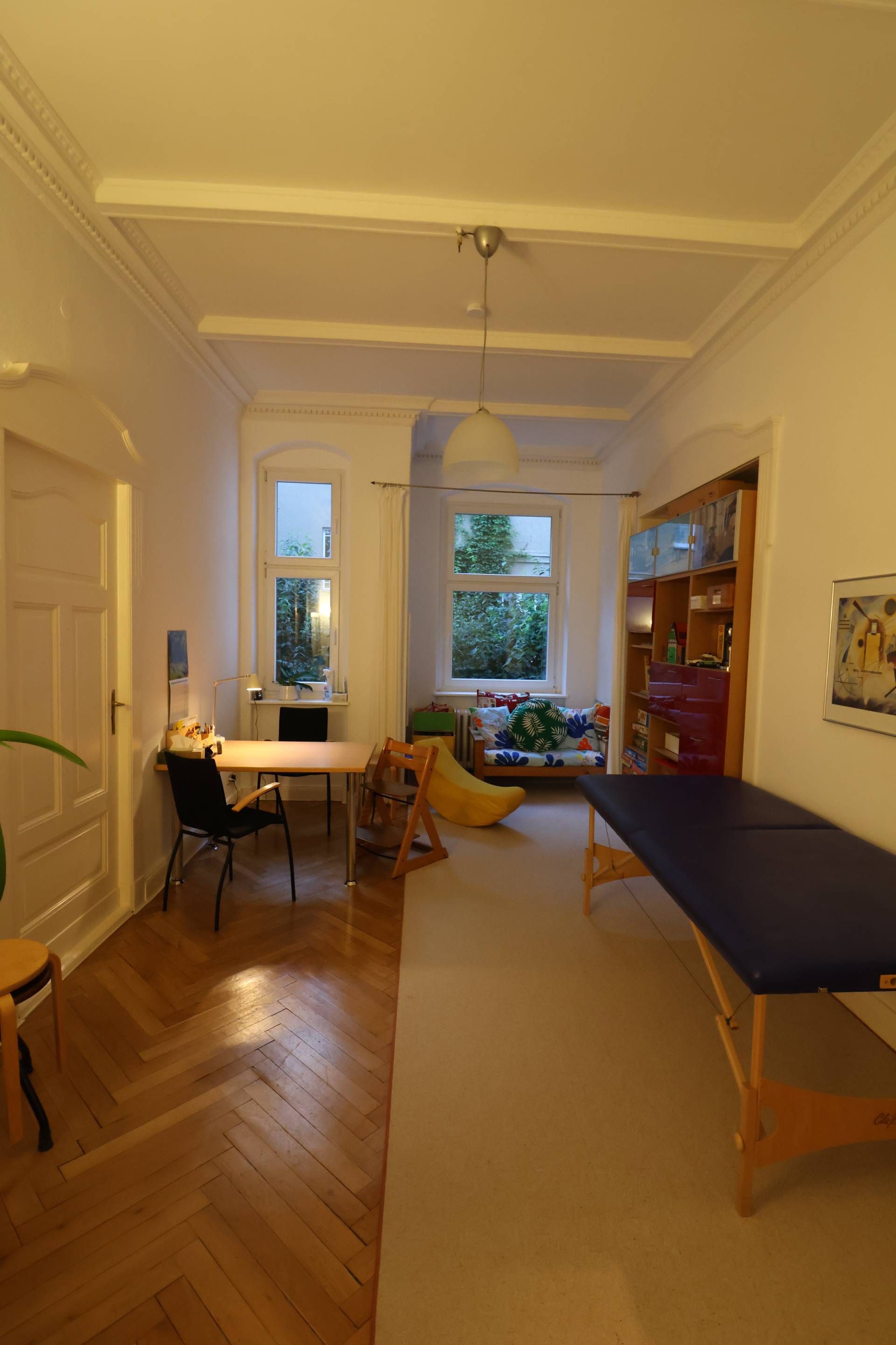 Mitarbeiterin der Logopädischen Praxis Nada Heise übt mit Mädchen Sprechen