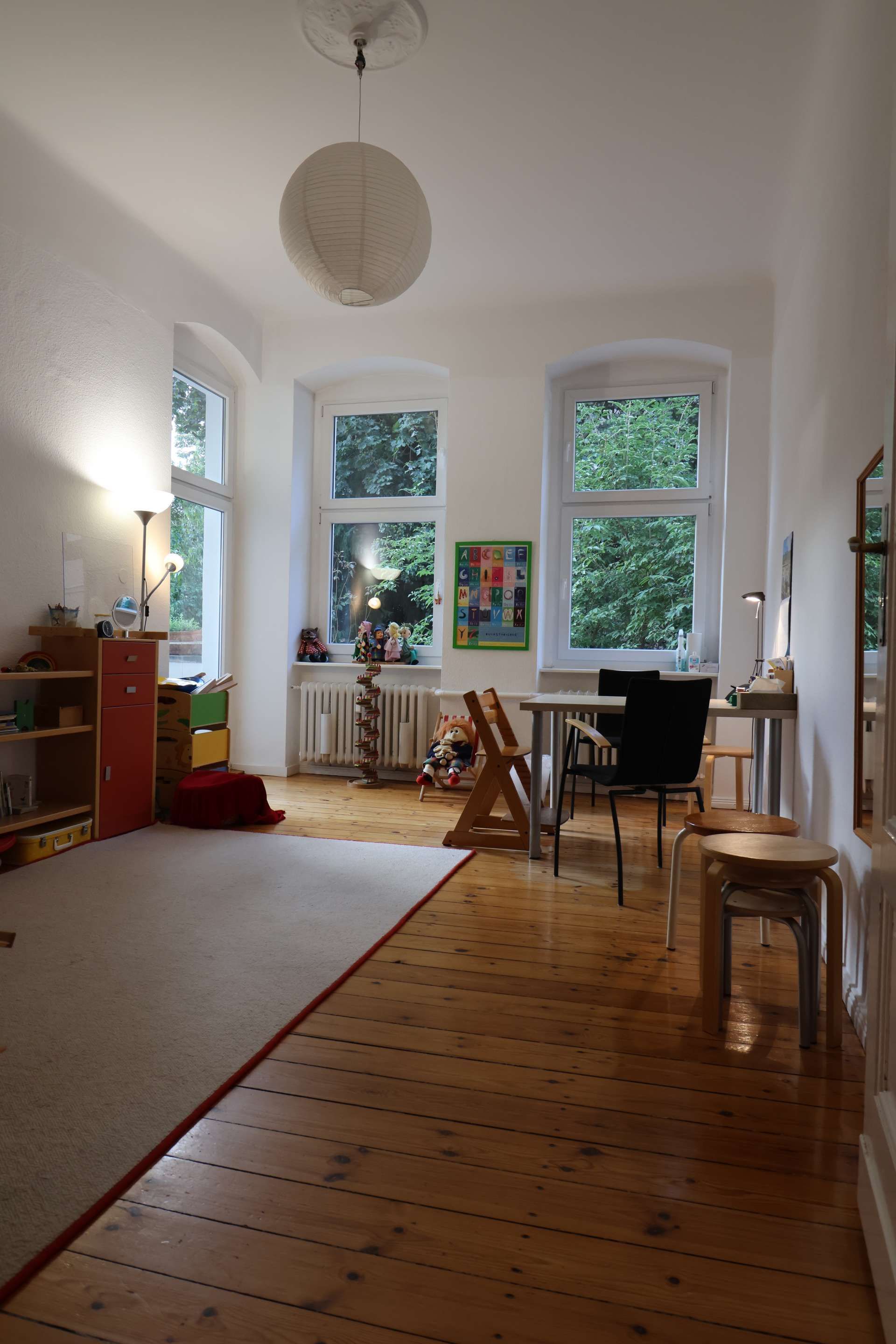 Mitarbeiterin der Logopädischen Praxis Nada Heise übt mit Patient Sprechen