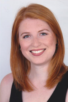 Mitarbeiterin der Logopädischen Praxis Nada Heise übt mit Mädchen Sprechen